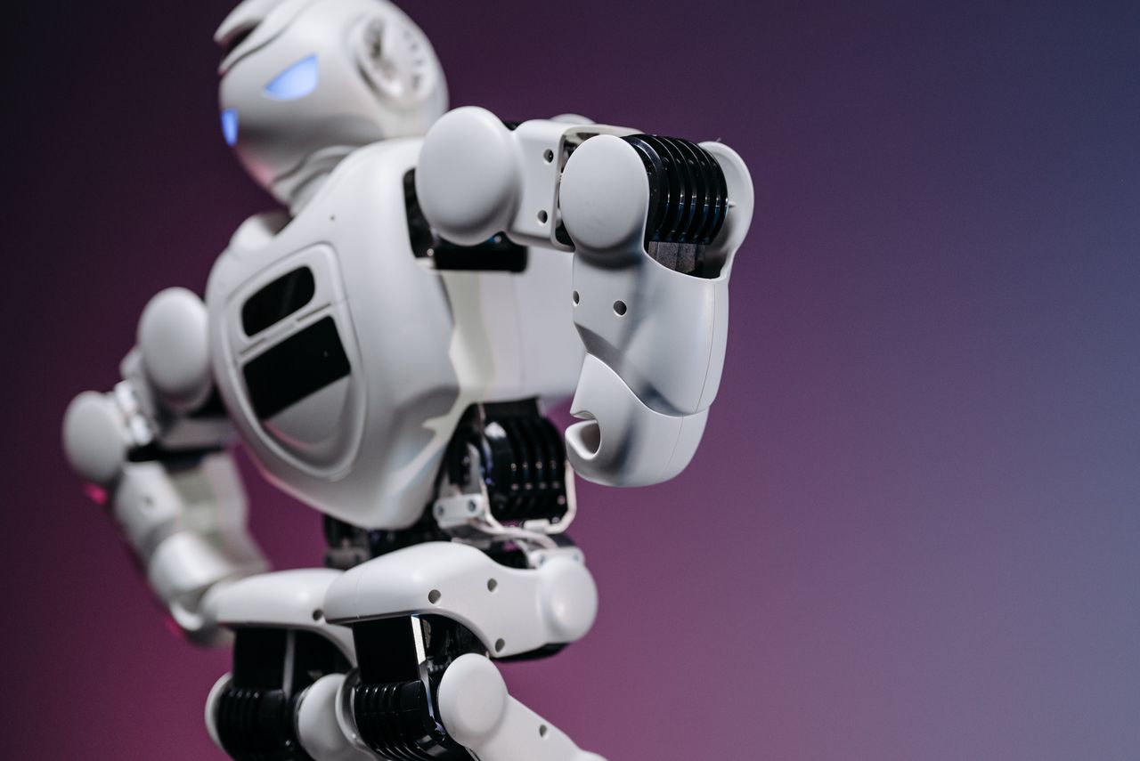 about-01 Close-up of a futuristic white robot showcasing innovation and design.